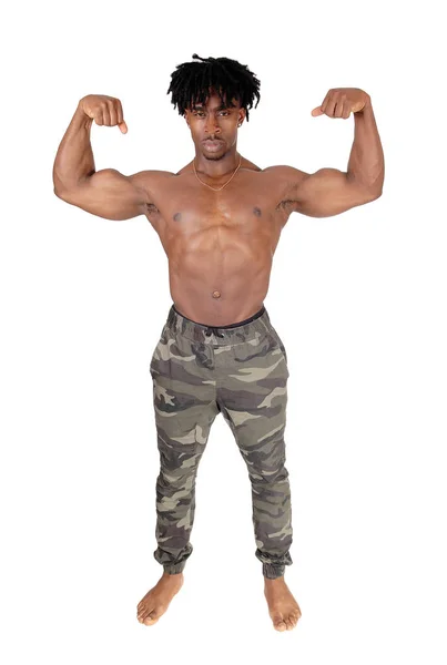 Obraz Całego Ciała Afroamerykanina Spodniach Kamuflażem Bez Koszulki Napinającego Bicepsy — Zdjęcie stockowe