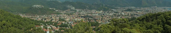 Bergstadje Panorama Landschap Met Een Stad Tussen Heuvels — Stockfoto