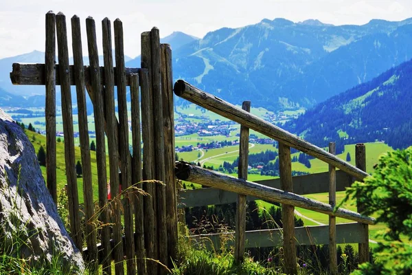 Деревянный Забор Альпах — стоковое фото