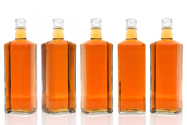 Rij Glazen Fles Whisky Een Witte Achtergrond — Stockfoto