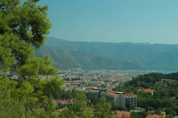 Панорамный Вид Горного Города Пейзаж Городом Между Холмами — стоковое фото