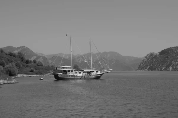 Recreação Barco Perto Costa Uma Montanha — Fotografia de Stock