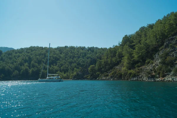 Bir Dağın Kıyısına Yakın Teknede Rekreasyon — Stok fotoğraf