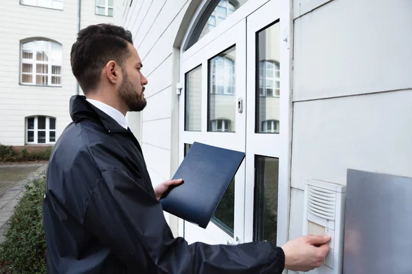 Mann Steht Eingang Des Hauses Und Drückt Auf Die Türklingel — Stockfoto