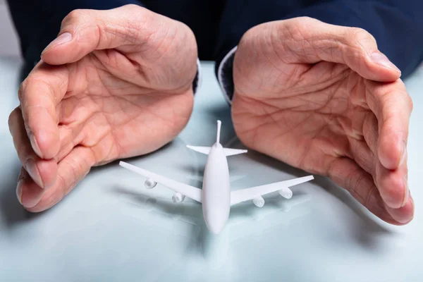 Крупним Планом Рука Людини Захищає Літак Білому Столі — стокове фото
