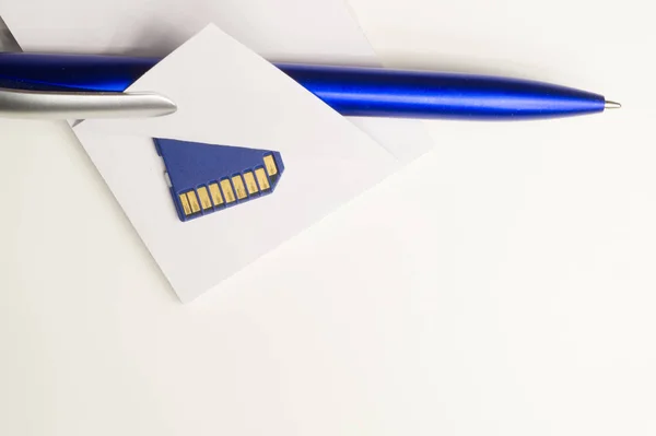 Geheugenkaart Blauwe Pen Met Papieren Achtergrond — Stockfoto