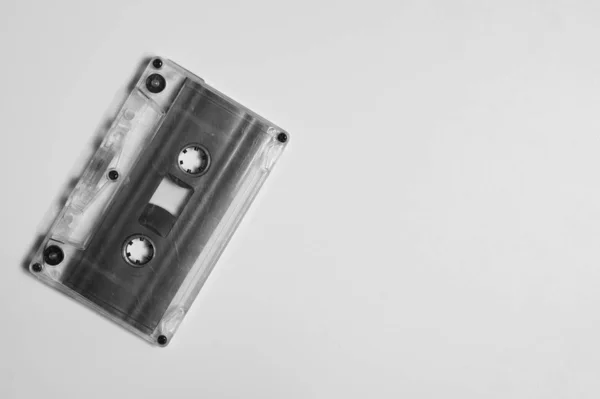 白い背景に分離されたレトロなカセットテープ コピースペース — ストック写真