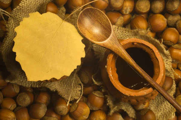 Pentola Miele Con Cucchiaio Legno Noci Sfondo — Foto Stock