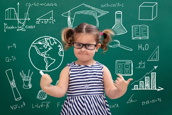Retrato Sorridente Menina Apontando Símbolos Educacionais Com Giz Giz Verde — Fotografia de Stock
