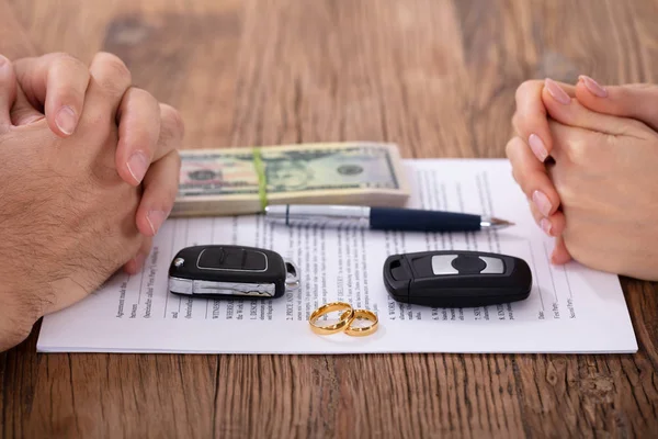 Close Mãos Documento Divórcio Com Anéis Casamento Chaves Carro Sobre — Fotografia de Stock