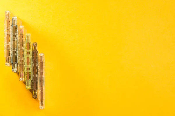 Retro Taśma Magnetofonowa Żółtym Tle Miejsce Kopiowania — Zdjęcie stockowe