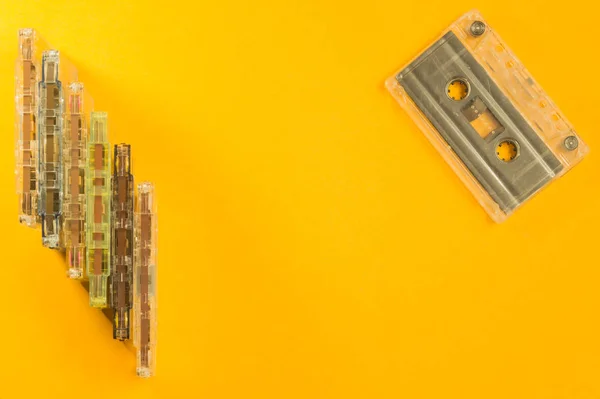 黄色の背景にレトロなカセットテープ コピースペース — ストック写真