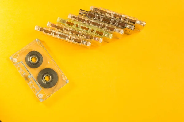 黄色の背景にレトロなカセットテープ コピースペース — ストック写真