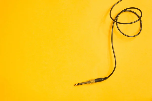 Audio Buchse Mit Schwarzem Kabel Isoliert Auf Gelbem Hintergrund — Stockfoto