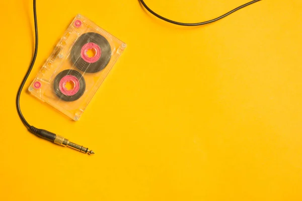 Retro Kassettenband Und Audio Buchse Auf Gelbem Hintergrund Kopierraum — Stockfoto