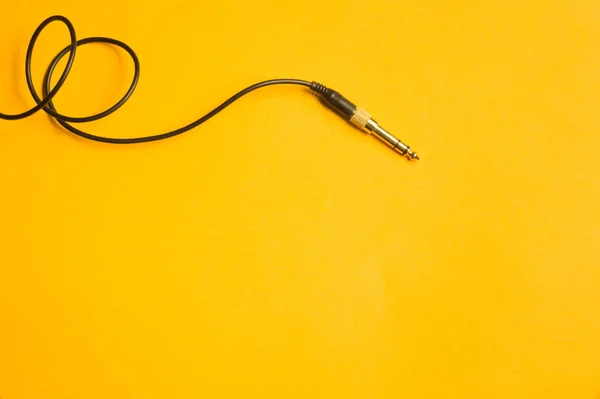 Audio Buchse Mit Schwarzem Kabel Isoliert Auf Gelbem Hintergrund — Stockfoto
