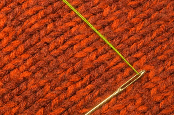 Igła Gwintem Czerwonym Tle Tekstylnym Widok Makro — Zdjęcie stockowe