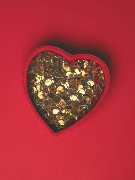 Caixa Presente Forma Coração Vermelho Com Decoração Dourada Fundo Vermelho — Fotografia de Stock