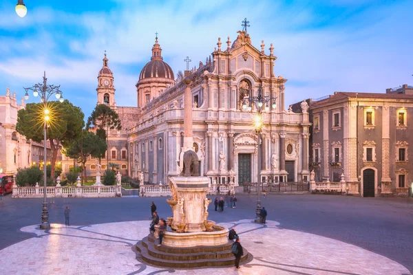 位于加塔尼亚的多摩广场与圣阿加莎大教堂和Liotru大教堂在西西里的夜晚是加塔尼亚的象征 — 图库照片