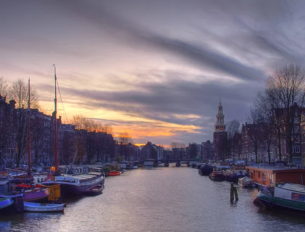 Amsterdamský Průplav Amstel Typickými Holandskými Domy Hausbónem Lodi Večer Holandsko — Stock fotografie