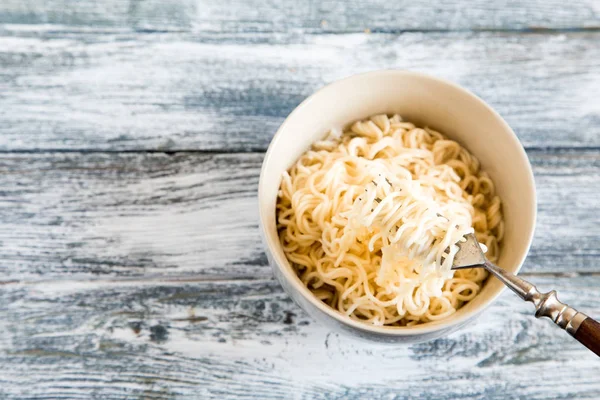 Instant Nudlar Trä Bakgrund Kokta Kinesiska Snabbnudlar Soppa Ramen — Stockfoto