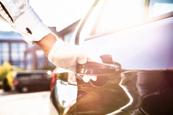 Primer Plano Macho Valet Apertura Puerta Del Coche — Foto de Stock