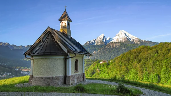 Panoramiczny Widok Wiosny Obok Berchtesgaden Góry Watzmann Tradycyjnej Kaplicy Kirchleitn — Zdjęcie stockowe