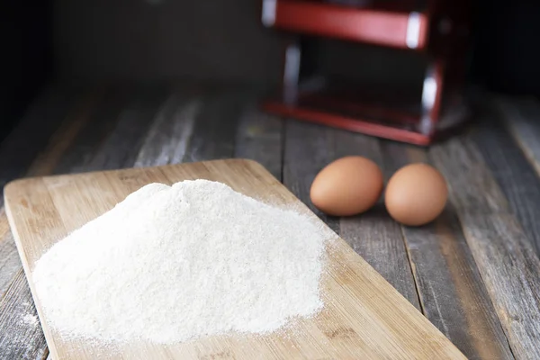 Flour Cutting Board Two Eggs Pasta Machine Background — Stock Photo, Image