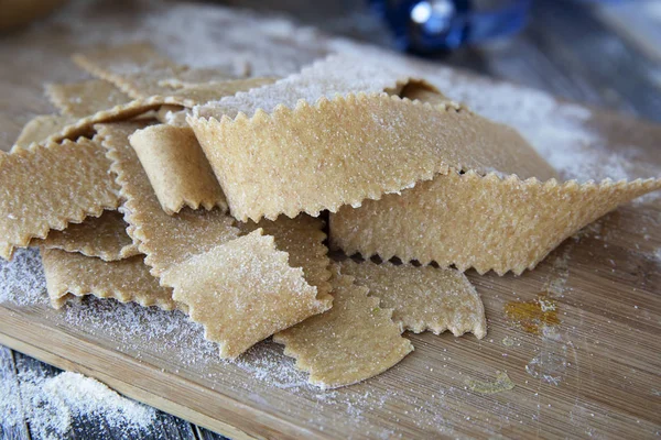 Čerstvé Řezané Domácí Pappardelle Těstoviny Dřevěné Desce — Stock fotografie