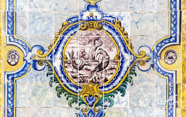 ポルトガルリスボンのシャルファリス コルドアリアの両側に中央のメダリオンに鳥と伝統的な多色の装飾タイルの詳細 — ストック写真