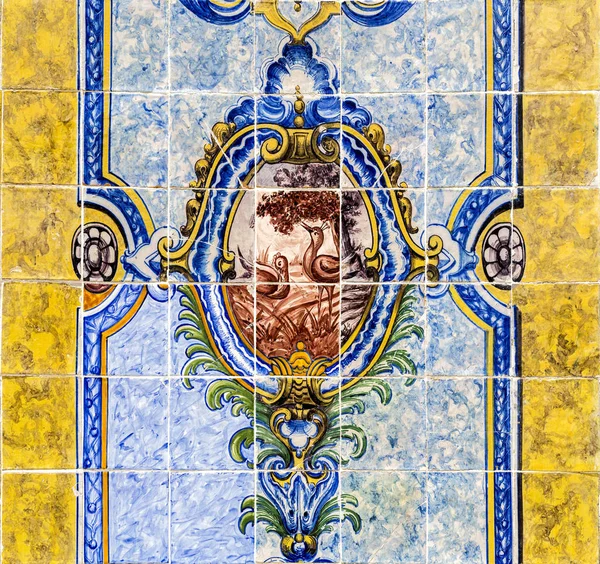 ポルトガルリスボンのシャルファリス コルドアリアの両側に中央のメダリオンに鳥と伝統的な多色の装飾タイルの詳細 — ストック写真