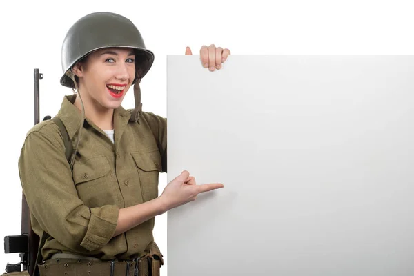 Νεαρή Γυναίκα Ντυμένος Στο Αμερικανικό Ww2 Στρατιωτική Στολή Δείχνοντας Κενή — Φωτογραφία Αρχείου