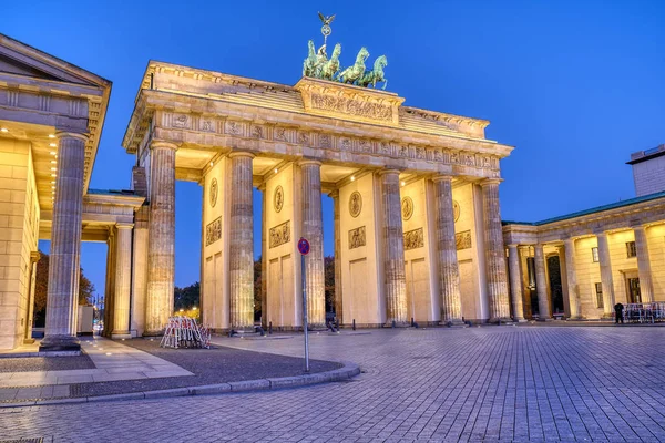 Şafakta Berlin Deki Ünlü Brandenburg Kapısı — Stok fotoğraf