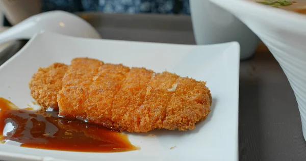 Kadın Restoranda Tonkatsu Yemek — Stok fotoğraf