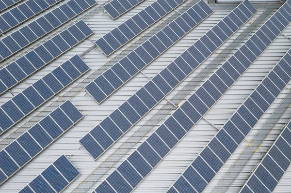 Widok Lotu Ptaka Systemu Paneli Słonecznych Dachu Budynku — Zdjęcie stockowe