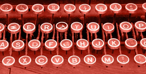 用圆形按钮 高角视图 个人观点关闭古旧老式老式打字机的珊瑚粉色色调拉丁键盘 — 图库照片