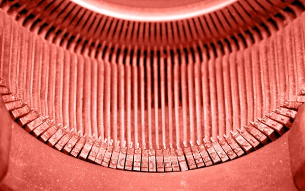 珊瑚ピンク色のトーン古いヴィンテージアンティークレトロタイプライターを閉じラテン書体 高角度ビュー — ストック写真