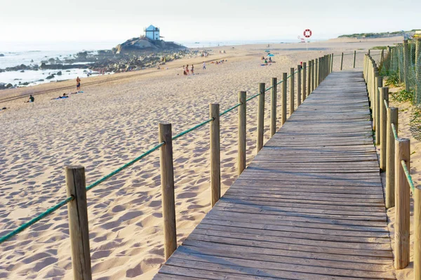 Passerella Legno Persone Sulla Spiaggia Sabbiosa Alla Luce Del Sole — Foto Stock