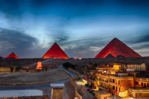 Les Pyramides Nuit Vue Depuis Les Bâtiments Gizeh Egypte — Photo