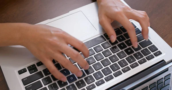 Vrouw Werk Laptop Computer Thuis — Stockfoto