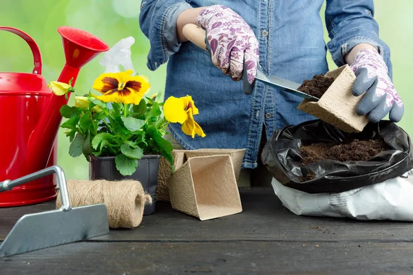 Manos Mujer Jardinero Poniendo Tierra Una Maceta Papel Plantando Flores — Foto de Stock
