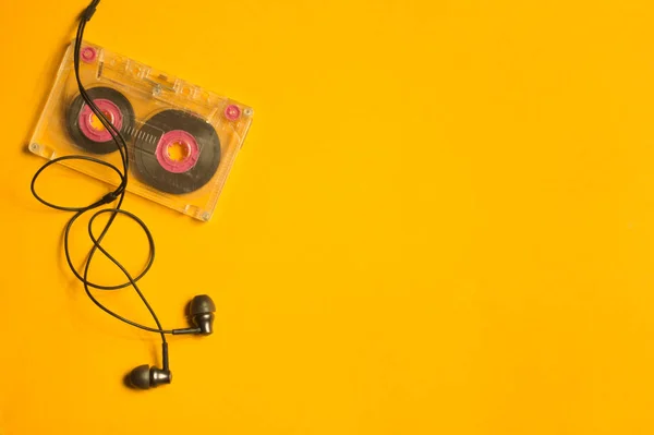 Kopfhörer Und Retro Kassette Auf Gelbem Hintergrund Kopierraum — Stockfoto