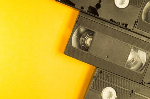 Cassete Vídeo Isolado Fundo Amarelo Vhs Com Espaço Cópia — Fotografia de Stock