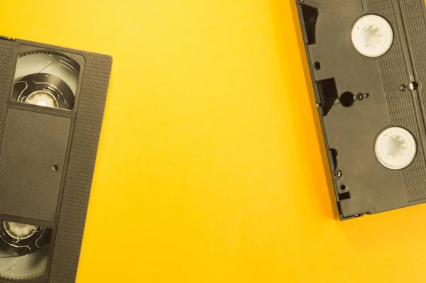 黄色の背景に分離されたビデオカセット コピースペース付き Vhs — ストック写真
