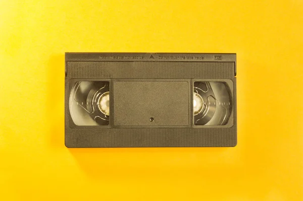 黄色の背景に分離されたビデオカセット コピースペース付き Vhs — ストック写真
