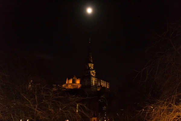 Strzał Nocy Księżyca Halo Nad Wieżą Parafii Kościoła Cuthbert Edynburga — Zdjęcie stockowe