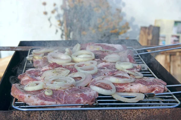 Kousky Masa Cibulí Jsou Vařené Grilu Kousky Cibule Steak Vaření — Stock fotografie