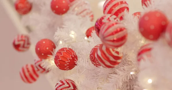 Festlicher Weihnachtsbaumschmuck — Stockfoto