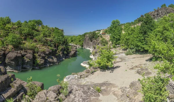 ギリシャのメテオラ近くの緑の水と美しい岩の形成を持つヴェネツィアコス川 — ストック写真