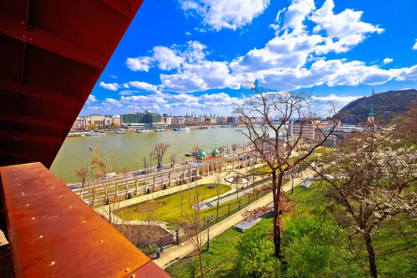 布达佩斯多瑙河海滨风景春天全景 匈牙利首都 — 图库照片
